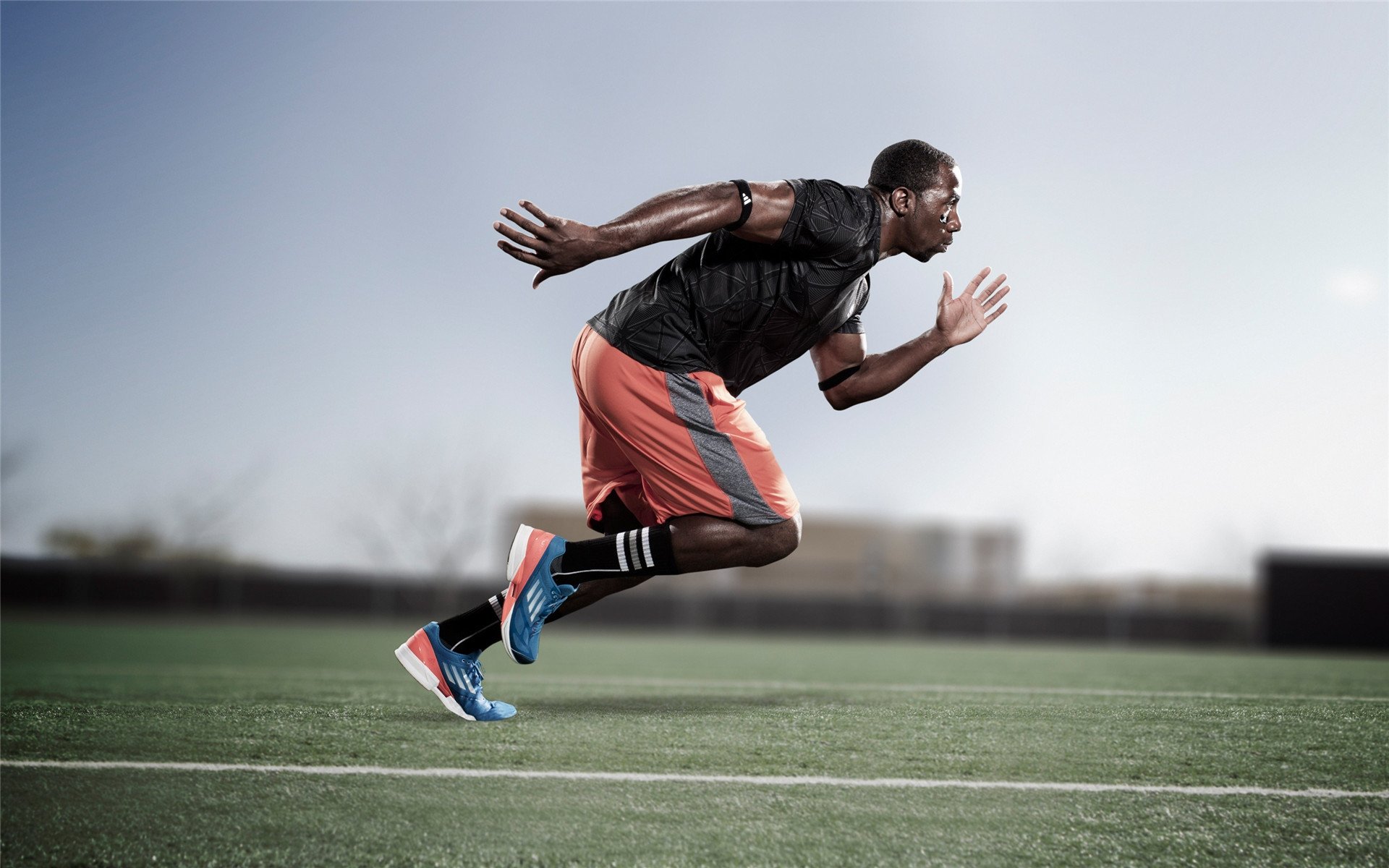 C罗赛后送球鞋给场边小球迷，c罗送队友手表